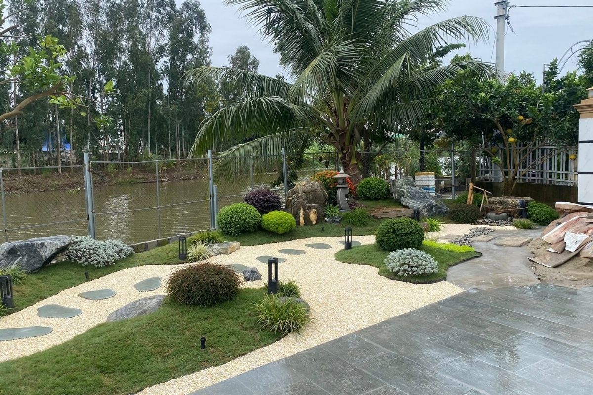 Thi công sân vườn Nhật với cây gọn gàng phù hợp khí hạu