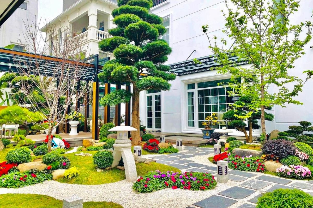 Sân vườn Nhật trang trí đèn đá và Tùng la hán