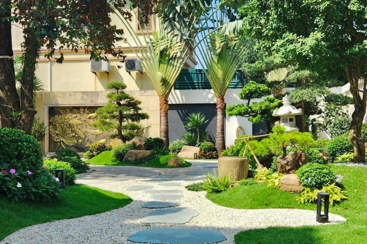 Sân vườn được Sdecor thiết kế tối giản