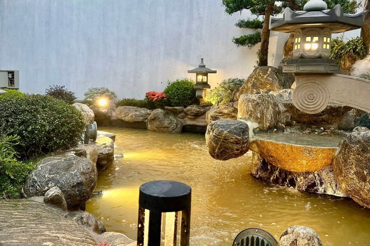 Thi công đèn chiếu sáng hồ koi