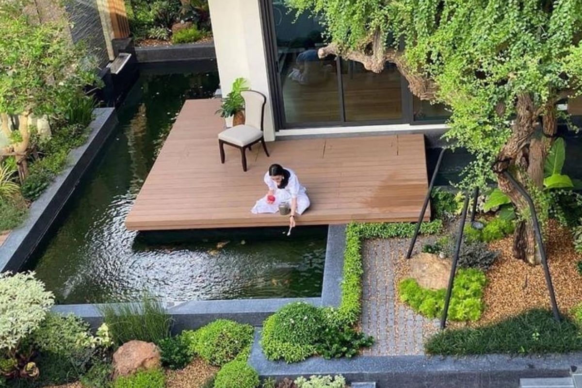 Hồ cá koi ngoài trời có sàn gỗ